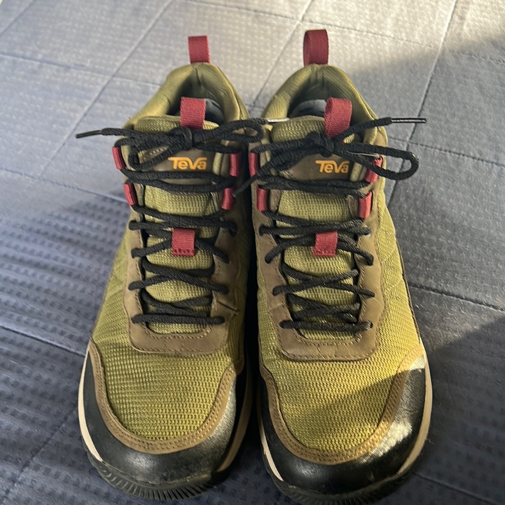 Men’s TEVA waterproof hikers 9.5